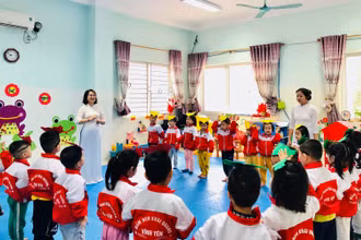 Nhiều trẻ em trường tư thục là con công nhân các khu công nghiệp.