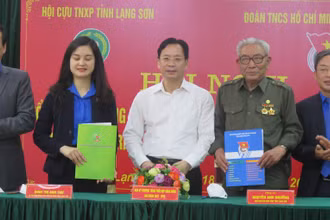 Đại diện lãnh đạo Hội cựu thanh niên xung phong và Tỉnh Đoàn Lạng Sơn ký kết Chương trình phối hợp hành động giai đoạn 2022-2025.