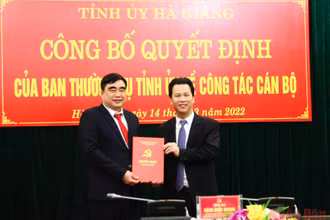 Bí thư Tỉnh ủy Hà Giang Đặng Quốc Khánh trao quyết định bổ nhiệm Trưởng Ban Nội chính Tỉnh ủy cho đồng chí Hoàng Đình Phới.