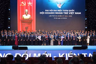 Ủy ban Trung ương Hội Doanh nhân trẻ Việt Nam khóa VII ra mắt Đại hội.