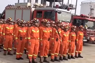 Lực lượng cứu hộ tập kết trước khi lên đường tham gia công tác tìm kiếm cứu nạn. (Ảnh: Nhân Dân Nhật báo)