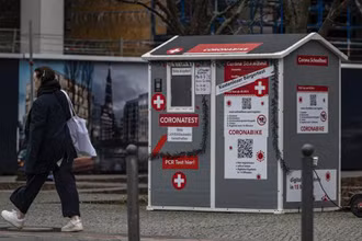 Một điểm xét nghiệm nhanh Covid-19 tại Berlin (Đức), ngày 21/2/2022. (Ảnh: AFP/TTXVN)