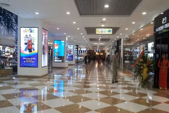 Tầng hầm khu đô thị Times City (Hà Nội) được xây dựng làm Trung tâm thương mại phục vụ nhu cầu mua sắm của người dân.