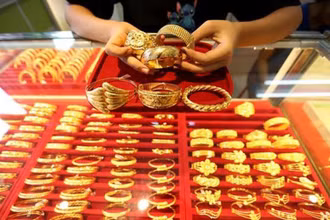 Vàng trang sức được bày bán tại một cửa hàng ở Yangon (Myanmar). (Ảnh: THX/TTXVN)