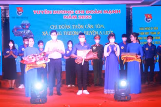 Ban Thường vụ Tỉnh đoàn Thừa Thiên Huế trao Bằng khen cho các chi đoàn mạnh được tuyên dương trong dịp này.