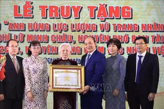 Chủ tịch nước Nguyễn Xuân Phúc dự Lễ truy tặng danh hiệu “Anh hùng lực lượng vũ trang nhân dân” cho đồng chí Lữ Minh Châu. (Ảnh: Thống Nhất/TTXVN)