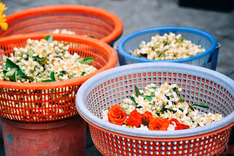 Hoa bưởi được bày bán trên phố Hàng Khoai để phục vụ người dân mua sắm cho ngày mùng 1 đầu tháng. (Ảnh: Minh Duy)