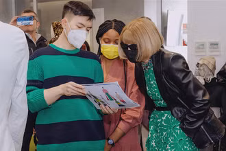 Phan Đăng Hoàng giới thiệu các thiết kế của mình cho Tổng Biên tập tạp chí Vogue Anna Wintour. (Ảnh: Facebook nhân vật)