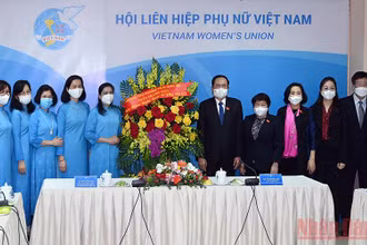 Phó Chủ tịch Thường trực Quốc hội Trần Thanh Mẫn tặng hoa chúc mừng Hội Liên hiệp phụ nữ Việt Nam. (Ảnh Duy Linh)