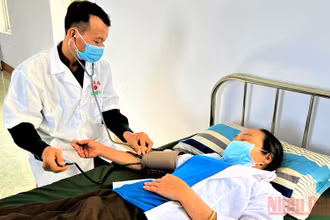 Cán bộ quân y Bộ đội biên phòng tỉnh Đắk Lắk khám cho người dân khu vực biên giới.