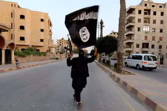 Tay súng trung thành với IS tại Raqqa, Syria, năm 2014. (Ảnh: Reuters)