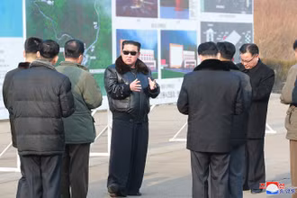 Nhà lãnh đạo Triều Tiên Kim Jong Un tại bãi phóng vệ tinh Seohae, ngày 11/3/2022. (Ảnh: Hãng thông tấn Trung ương Triều Tiên-KCNA)