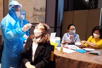 Nhân viên y tế tầm soát Covid-19 cho người đến tham dự hội nghị tại thành phố Thanh Hóa. (Ảnh: Mai Luận)