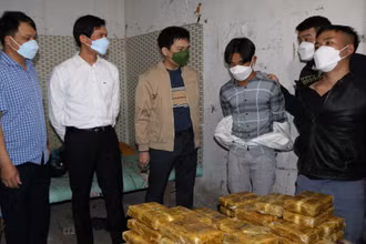 Đại tá Ngô Thanh Bình (thứ 2 từ trái sang), Giám đốc Công an tỉnh Điện Biên trực tiếp chỉ đạo tại hiện trường phá án.