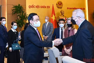 Chủ tịch Quốc hội Vương Đình Huệ với các đại biểu tại buổi làm việc. (Ảnh: Duy Linh)
