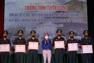 Hội Khuyến học tỉnh Sơn La khen thưởng “chiến sĩ quân hàm xanh trên tuyến đầu biên giới.