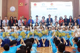 Các đại biểu cùng thiếu nhi tại buổi lễ phát động chương trình.