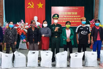 Bộ đội Biên phòng tỉnh Kon Tum tặng quà cho các hộ nghèo xã Mô Rai, huyện Sa Thầy.
