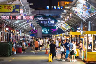Chợ đêm tại Seoul, Hàn Quốc, một điểm đến thu hút khách du lịch.