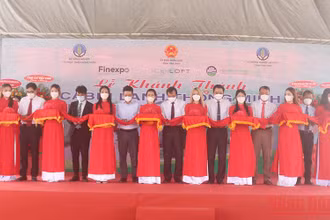 Cắt băng khánh thành kho lạnh thông minh đạt tiêu chuẩn châu Âu tại xã Bình Phú, huyện Càng Long, tỉnh Trà Vinh.