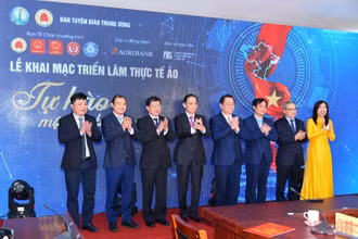 Đồng chí Nguyễn Trọng Nghĩa, Bí thư Trung ương Đảng, Trưởng Ban Tuyên giáo Trung ương và các đại biểu Khai mạc Triển lãm thực tế ảo “Tự hào một dải biên cương”. (Ảnh: ĐĂNG KHOA)