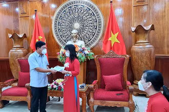 Bí thư Tỉnh ủy Cà Mau tặng quà cho các đại biểu phụ nữ tỉnh đi dự đại hội cấp trên nhân dịp 8/3.