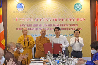 Đại diện Trung ương Hội Liên hiệp Thanh niên Việt Nam, Trung ương Giáo hội Phật giáo Việt Nam trao biên bản ký kết tại buổi lễ.