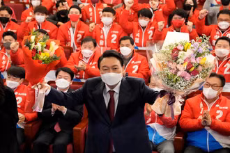 Ông Yoon Suk-yeol nhận hoa và lời chúc mừng từ các thành viên PPP và nghị sĩ tại Quốc hội Hàn Quốc, ngày 10/3. (Ảnh: Reuters)