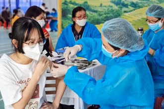 Tiêm vaccine phòng Covid-19 cho nhóm đối tượng từ 12 đến 17 tuổi tại điểm tiêm Trường tiểu học Nguyễn Văn Trỗi (phường Hoa Lư, TP Pleiku).