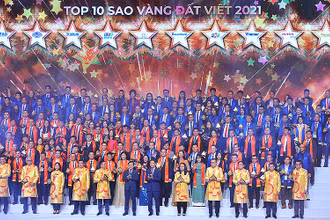 Các đồng chí Lãnh đạo Đảng, Nhà nước cùng 200 “Sao Vàng đất Việt” năm 2021 tại buổi lễ.