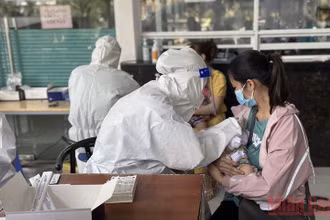Phụ huynh đưa trẻ đi khám do nghi ngờ mắc Covid-19 tại Bệnh viện Nhi Đồng 2.