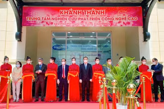 Cắt băng khánh thành và đưa vào sử dụng Trung tâm Nghiên cứu phát triển Công nghệ cao của Savipharm. (Ảnh: LÊ HƯƠNG)