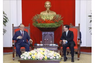 Thường trực Ban Bí thư Võ Văn Thưởng tiếp Cố vấn đặc biệt Liên minh Nghị sĩ hữu nghị Nhật-Việt Tekebe Tsutomu. (Ảnh: Phương Hoa/TTXVN)