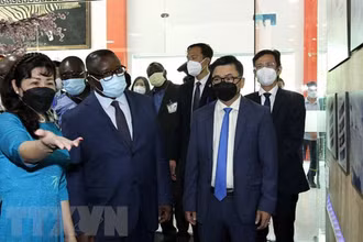 Tổng thống Sierra Leone Julius Maada Bio thăm Công ty Cổ phần Nhà máy Trang thiết bị Y tế United Healthcare tại Khu Công nghệ cao, thành phố Thủ Đức-Thành phố Hồ Chí Minh. (Ảnh: TTXVN)