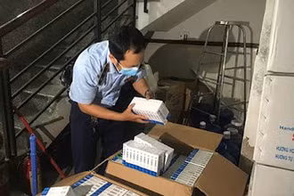 Cơ quan chức năng kiểm đếm số hàng hóa nhập khẩu không có hóa đơn chứng từ.