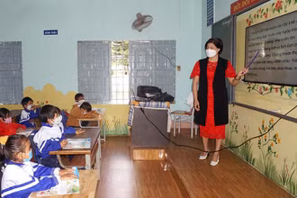 Giờ học của lớp 1 Trường tiểu học Phan Chu Trinh, huyện Cư M’gar, tỉnh Ðắk Lắk. (Ảnh: Ðình Vinh) 