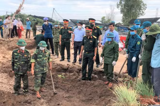 Tư lệnh Quân khu 7 kiểm tra công tác tìm kiếm tại hiện trường.