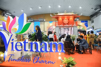 Du khách trải nghiệm không gian du lịch “Hà Nội-đến để yêu”. (Ảnh: THÀNH ĐẠT)