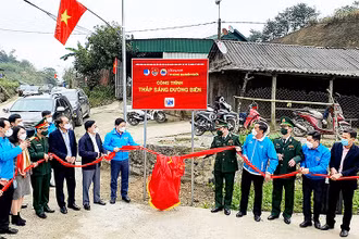 Ủy viên Trung ương Đảng, Bí thư thứ nhất Trung ương Đoàn Nguyễn Anh Tuấn (thứ 6 từ phải sang) và đại diện các cơ quan liên quan khánh thành công trình thanh niên “Thắp sáng đường biên”.
