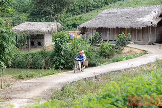Bê-tông hóa đường liên thôn, liên xã ở Tuyên Quang. (Ảnh minh họa: TRẦN HẢI)