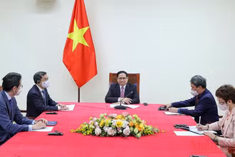 Thủ tướng Phạm Minh Chính điện đàm với Giám đốc điều hành Chương trình COVAX Aurelia Nguyen. (Ảnh: NHẬT BẮC)