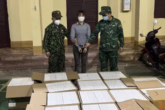 Đối tượng Dương Thị Nhân bị bắt cùng tang vật vụ án.