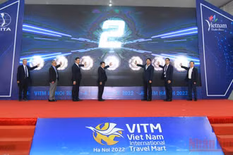 Các đại biểu bấm nút khai mạc VITM 2022 (Ảnh: Thành Đạt)