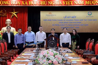 Đồng chí Ngô Văn Tuấn, Ủy viên Trung ương Đảng, Bí thư Tỉnh ủy Hòa Bình (giữa) cùng các đồng chí lãnh đạo tỉnh tại Lễ ký kết thỏa thuận hợp tác.