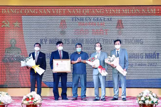 Lễ trao Huân chương Lao động hạng Nhất cho Báo Gia Lai.