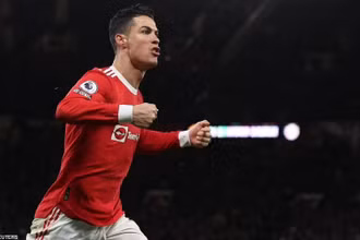 Ronaldo tỏa sáng rực rỡ để mang về chiến thắng quan trọng cho MU. (Ảnh: Daily Mail)