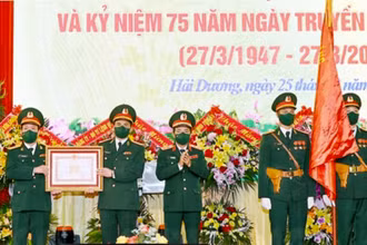 Thừa ủy quyền của Chủ tịch nước, Trung tướng Trịnh Văn Quyết trao tặng Bộ Chỉ huy Quân sự tỉnh Hải Dương Huân chương Quân công hạng nhì.