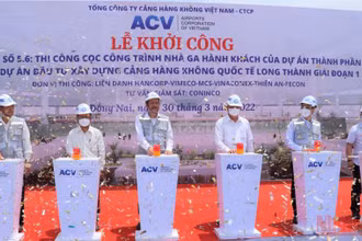 Các đại biểu bấm nút khởi công gói thầu.