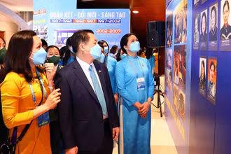 Trưởng Ban Tuyên giáo Trung ương Nguyễn Trọng Nghĩa cùng các đại biểu tham quan triển lãm. (Ảnh: TTXVN)