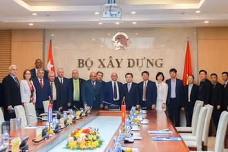 Bộ trưởng Xây dựng Việt Nam Nguyễn Thanh Nghị và Bộ trưởng Xây dựng Cuba Rene Mesa Villafana chụp ảnh lưu niệm tại cuộc hội đàm